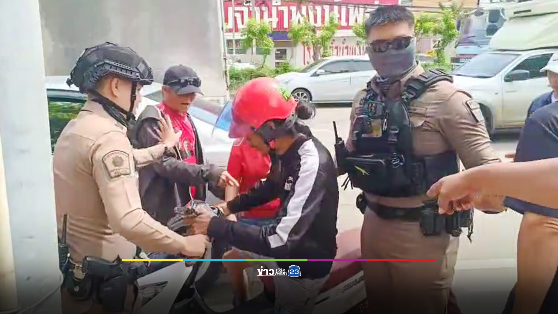 เสื้อแดง กินข้าวหน้าเรือนจำคลองเปรม ให้กำลังใจ "ทักษิณ"
