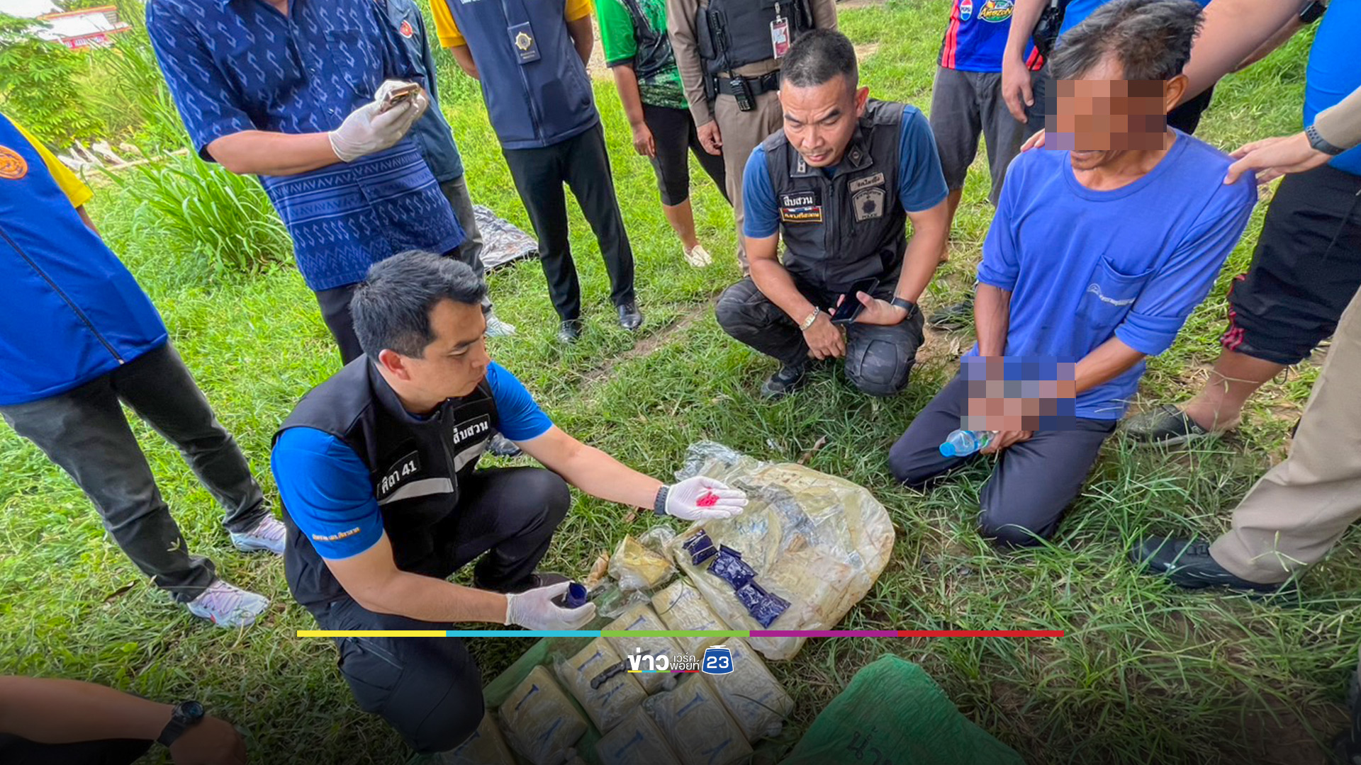 จับ “นักบิน” ลอบขนยาบ้าหนีข้ามจังหวัด จนมุมคาเถียงนา ซุกไร่มัน 6.2 หมื่นเม็ด