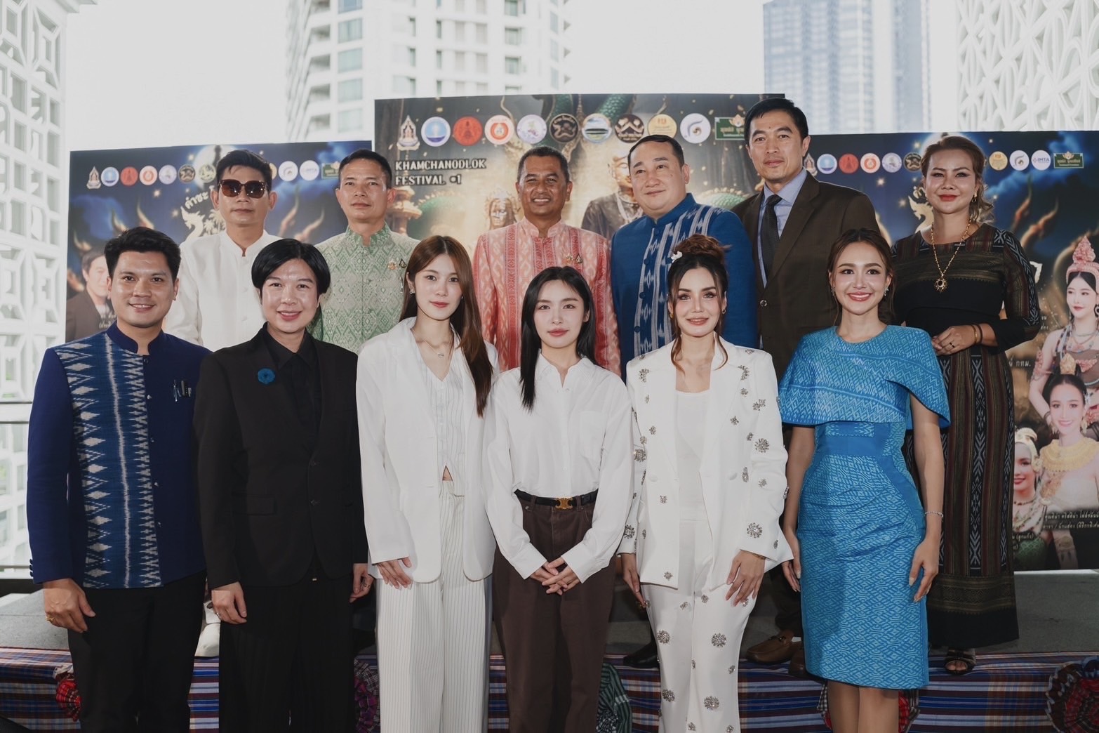 "แพนเค้ก-อันดา-ลูกแก้ว-ลิลลี่ เหงียน" นำทัพนางรำบวงสรวงสุดอลังการ