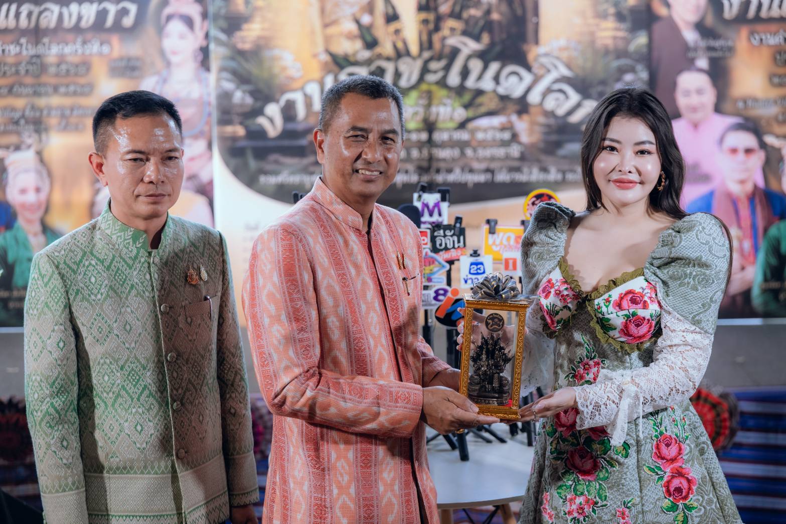 "แพนเค้ก-อันดา-ลูกแก้ว-ลิลลี่ เหงียน" นำทัพนางรำบวงสรวงสุดอลังการ