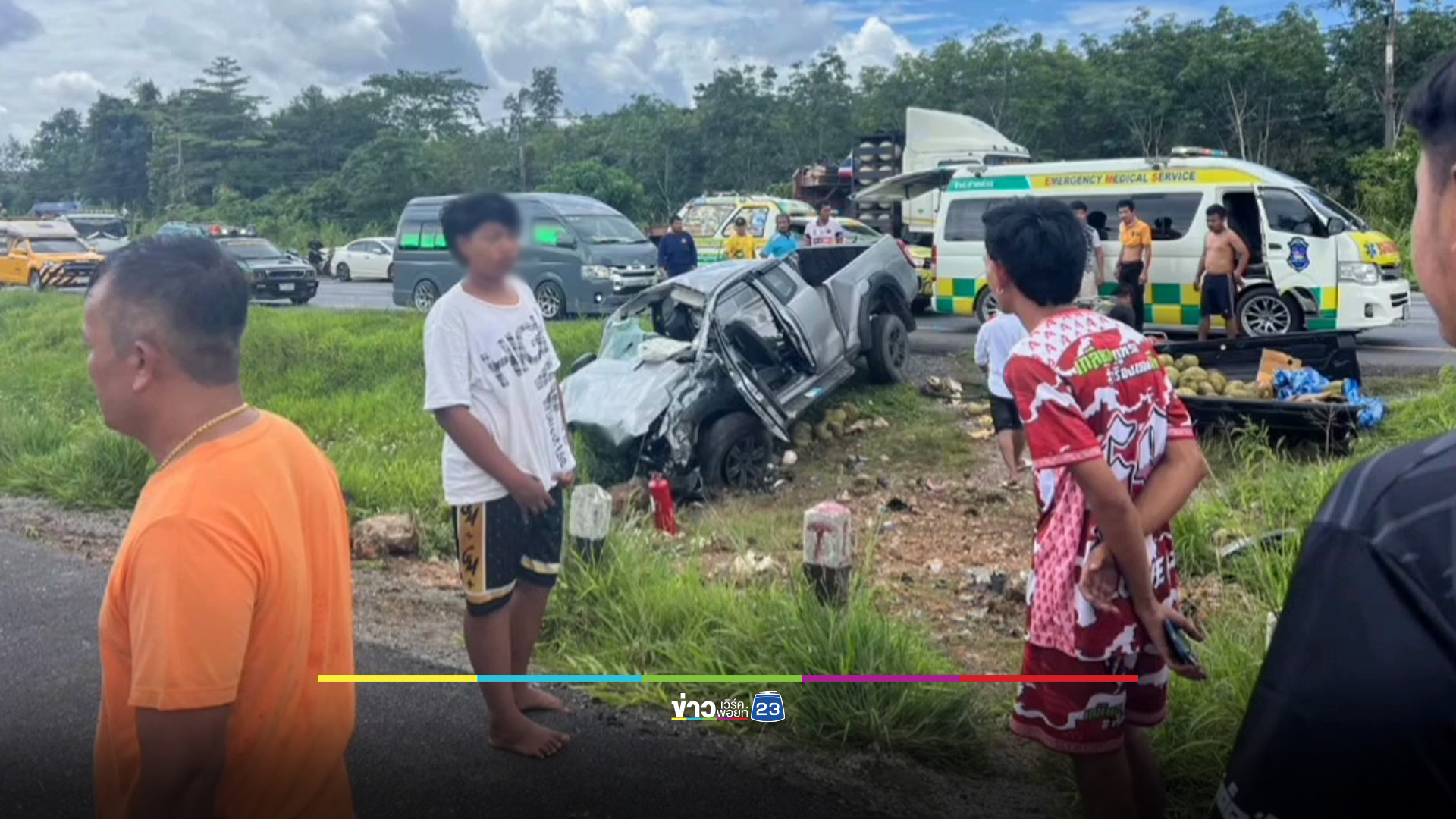 กระบะขนทุเรียนเสียหลักพลิกคว่ำ พ่อ-ลูกวัย 5 ขวบดับ เจ็บสาหัสอีก 3
