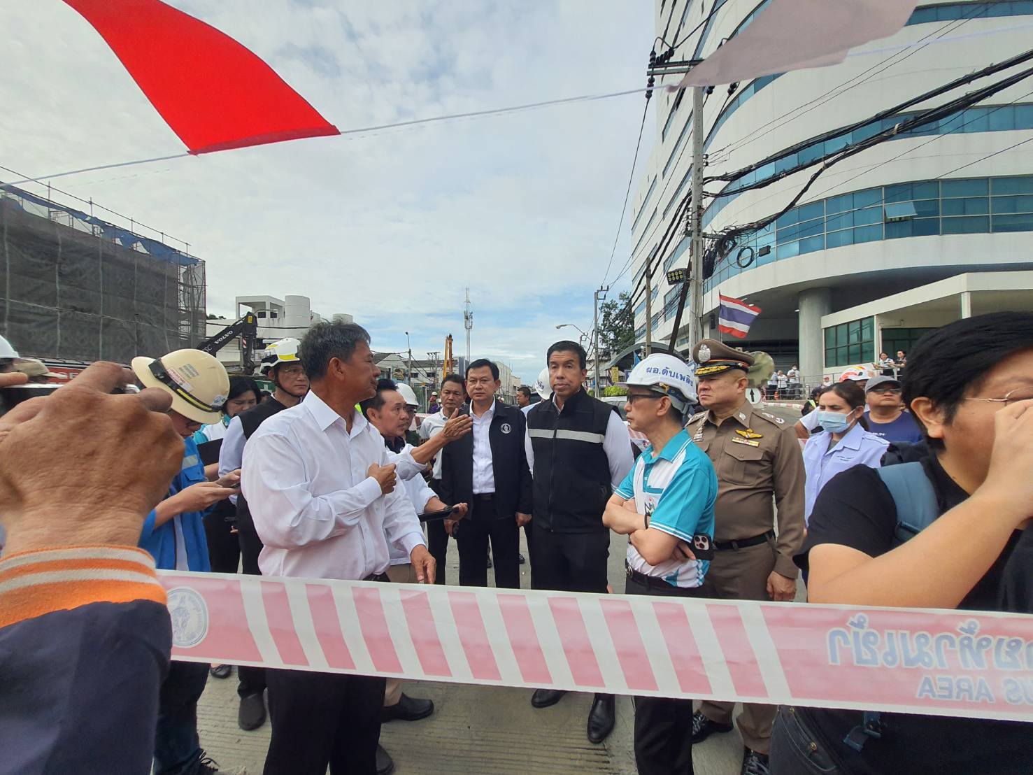 ภาพมุมสูง 'ถนนทรุด' หน้ารพ.วชิรพยาบาล เบื้องต้นกระทบ 4 ตึกใกล้เคียง