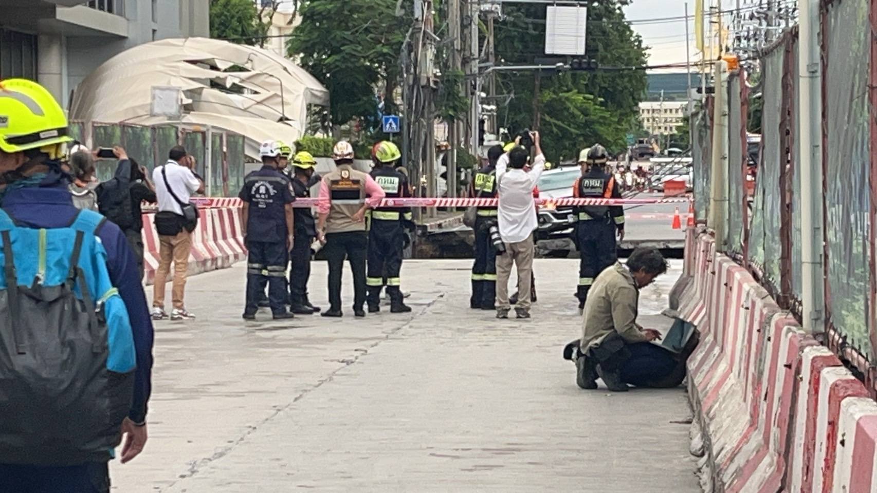 ภาพมุมสูง 'ถนนทรุด' หน้ารพ.วชิรพยาบาล เบื้องต้นกระทบ 4 ตึกใกล้เคียง
