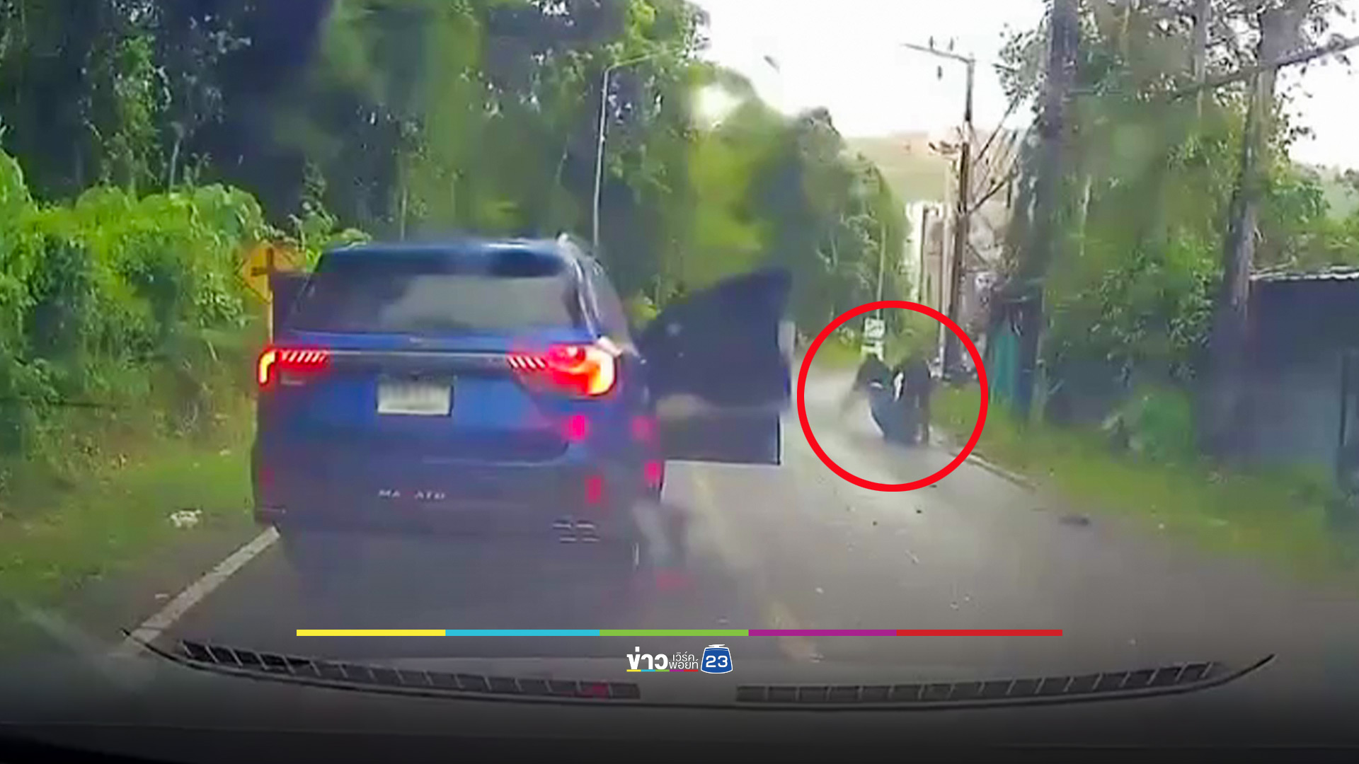 ต่างชาติปล้นกันเองกลางภูเก็ต ใช้รถชน-ชักมีดจี้กลางถนน