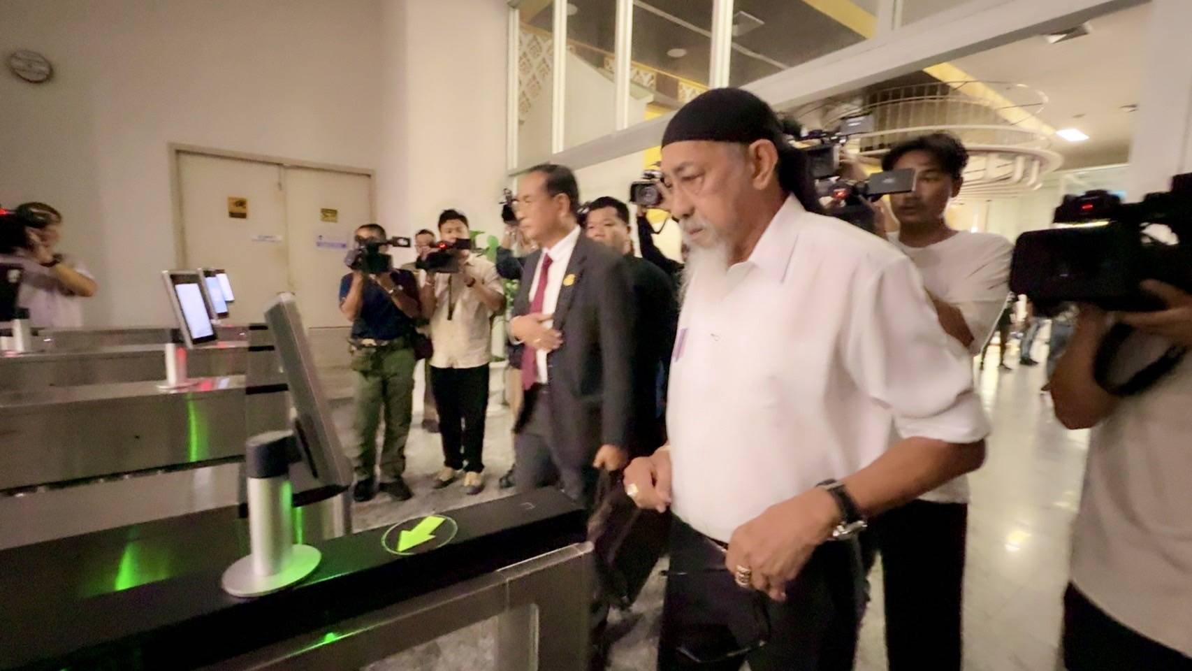 'ถั่วแระ เชิญยิ้ม' ยืนยันบริสุทธิ์ใจ แจงตำรวจปมเชื่อมโยงคดีวัดพระบาทน้ำพุ