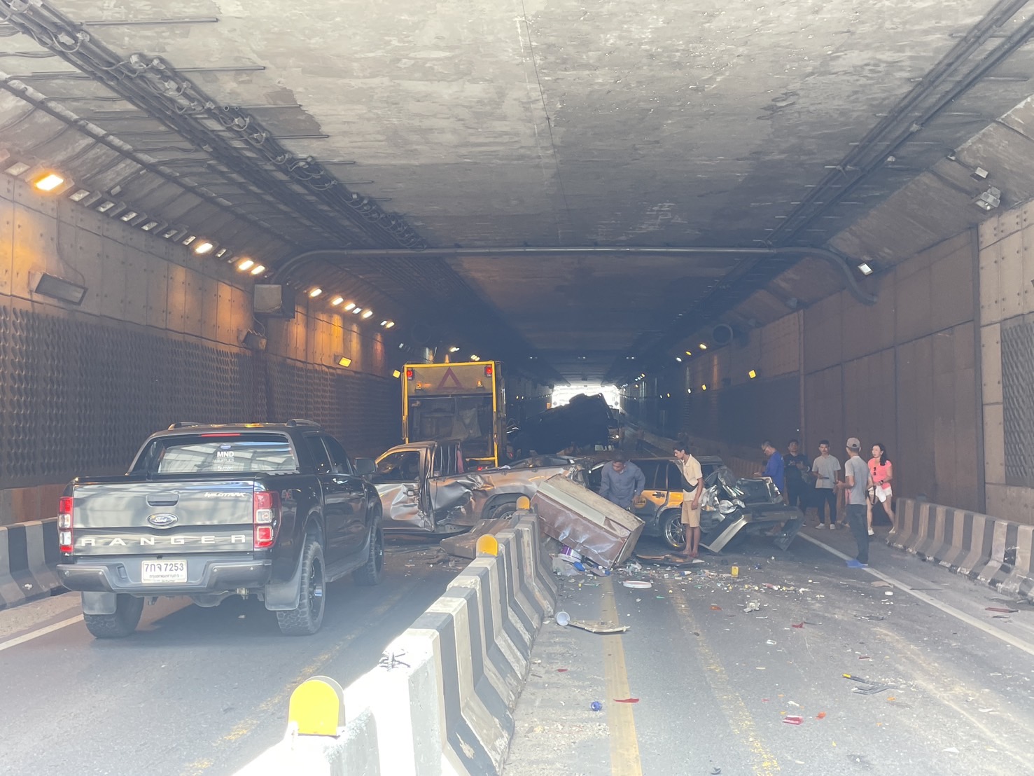 วินาที! ชนยับ 15 คัน ภายในอุโมงค์ทางลอด แยกดาราสมุทร จ.ภูเก็ต