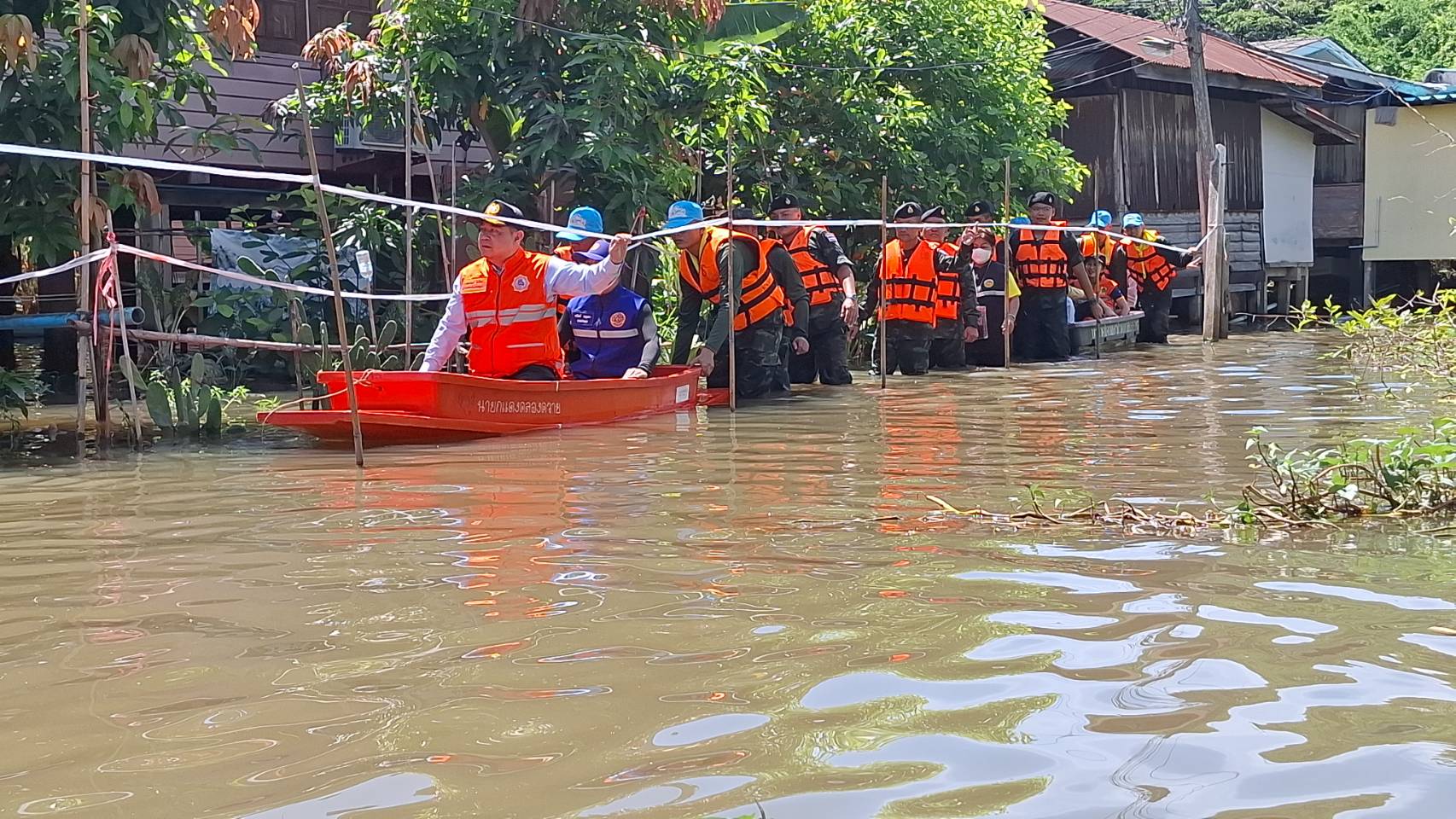 "เอกวิทย์"ผู้ว่าฯ ปทุมธานี คนใหม่ ลงพื้นที่ช่วยเหลือชาวบ้านประสบภัยน้ำท่วม