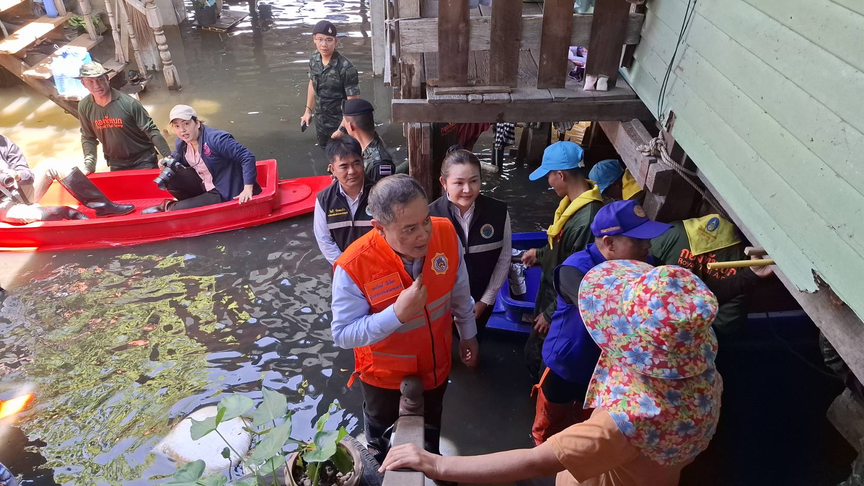 "เอกวิทย์"ผู้ว่าฯ ปทุมธานี คนใหม่ ลงพื้นที่ช่วยเหลือชาวบ้านประสบภัยน้ำท่วม