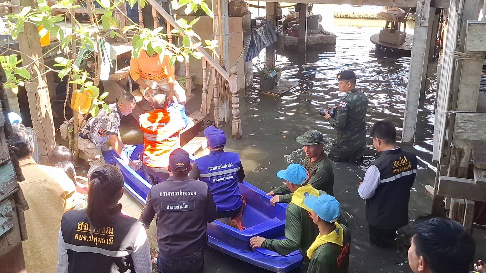 "เอกวิทย์"ผู้ว่าฯ ปทุมธานี คนใหม่ ลงพื้นที่ช่วยเหลือชาวบ้านประสบภัยน้ำท่วม