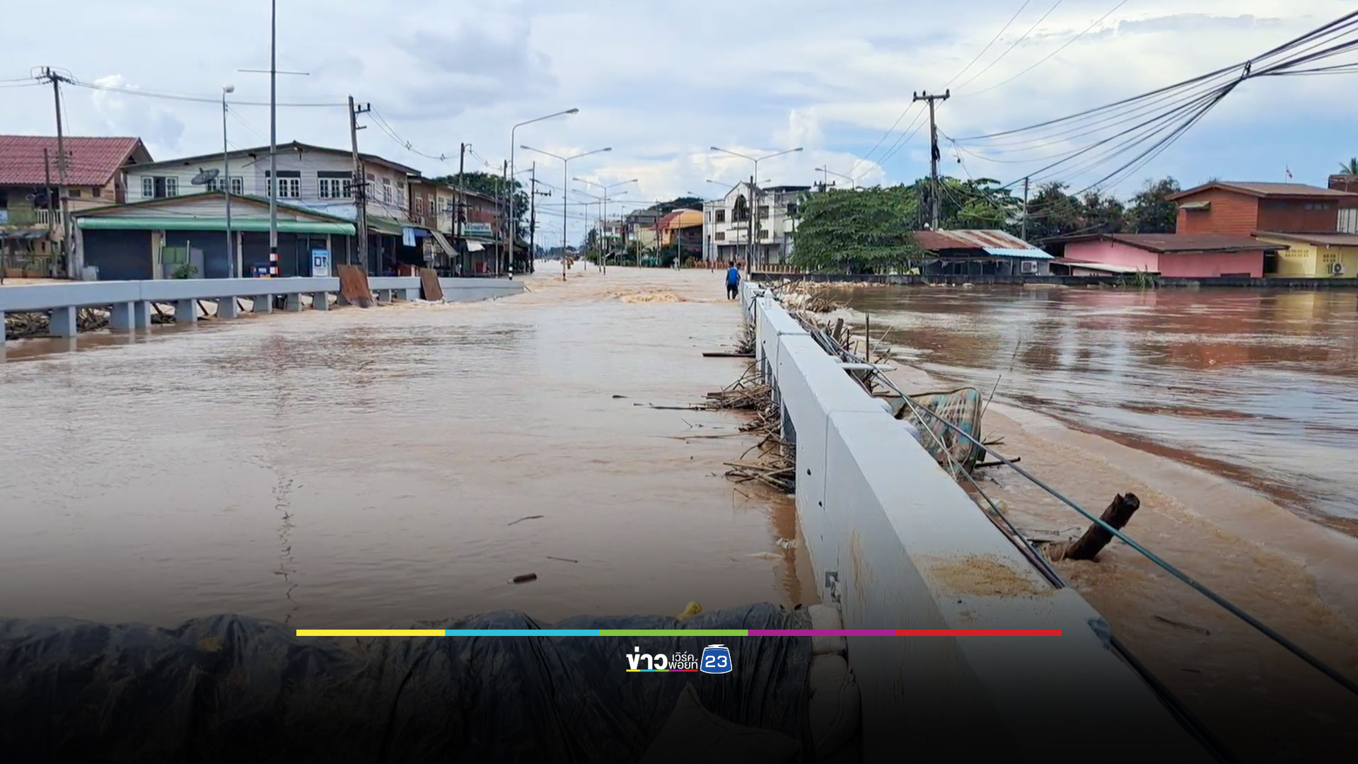 แม่น้ำยมล้นทะลักกลางสะพานพัฒนาภาคเหนือ 6 ท่วม 300 ครัวเรือน