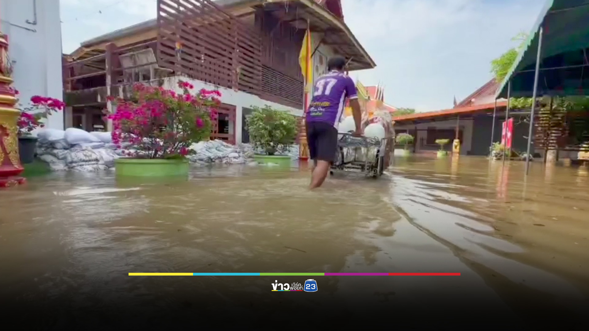 น้ำท่วมกรุงเก่า กว่า 43,458 ครัวเรือน ขณะเรือยนต์ทำกระสอบทรายแตก