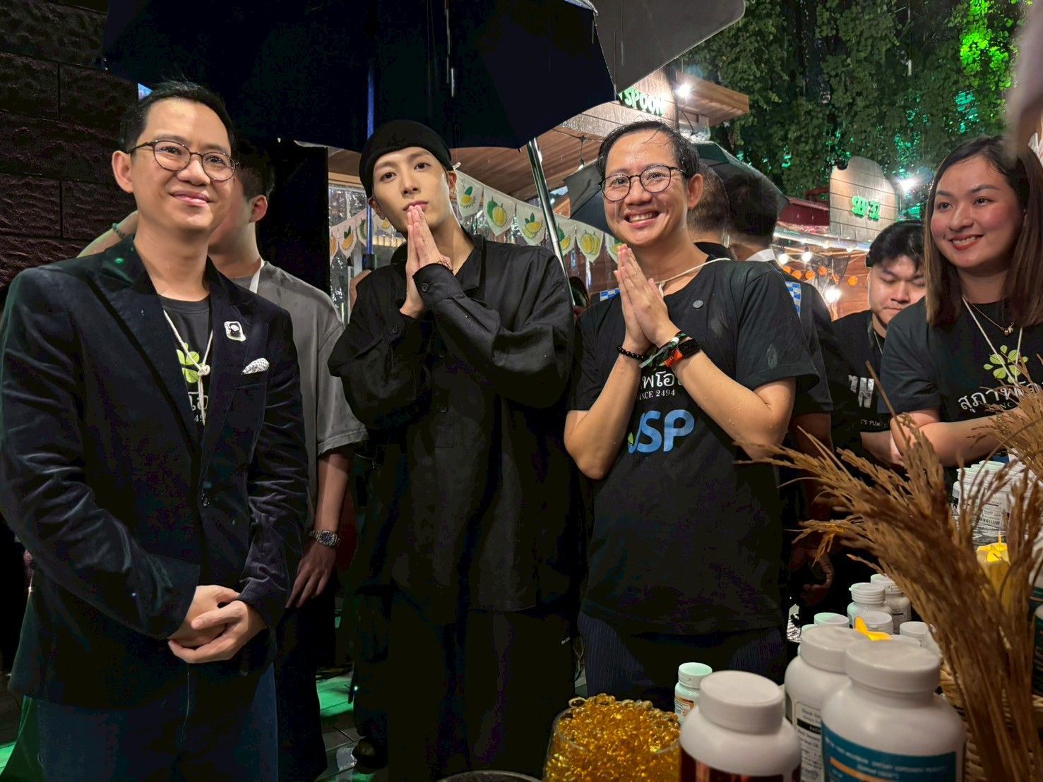 "แจ็คสัน หวัง" สร้างกระแส! หอบ "สุภาพโอสถ" กลับจีน
