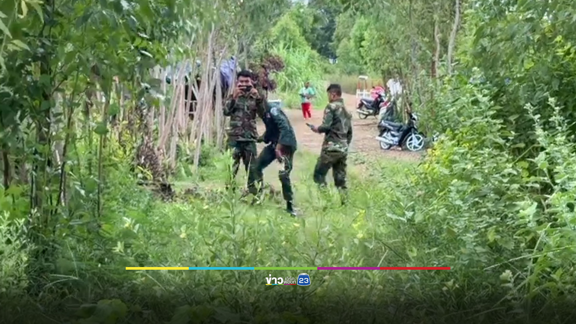 ชาวกัมพูชาทยอยรวมตัวจำนวนหนึ่งฝั่งเปรยจัน ตรงข้ามบ้านหนองหญ้าแก้ว