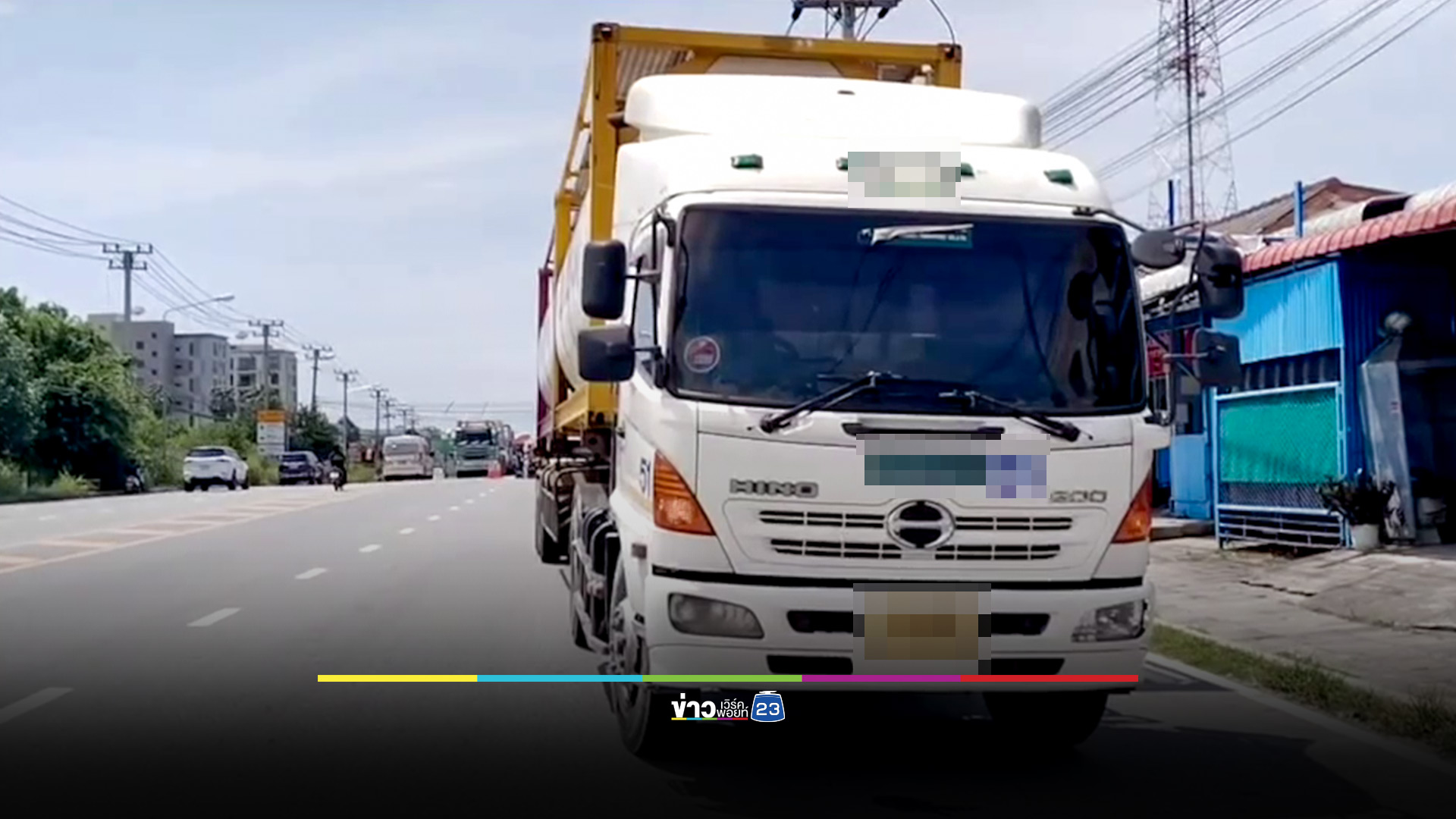 กระบะถอยรถ ไรเดอร์ชนท้ายล้ม 18 ล้อทับซ้ำ อาการสาหัส
