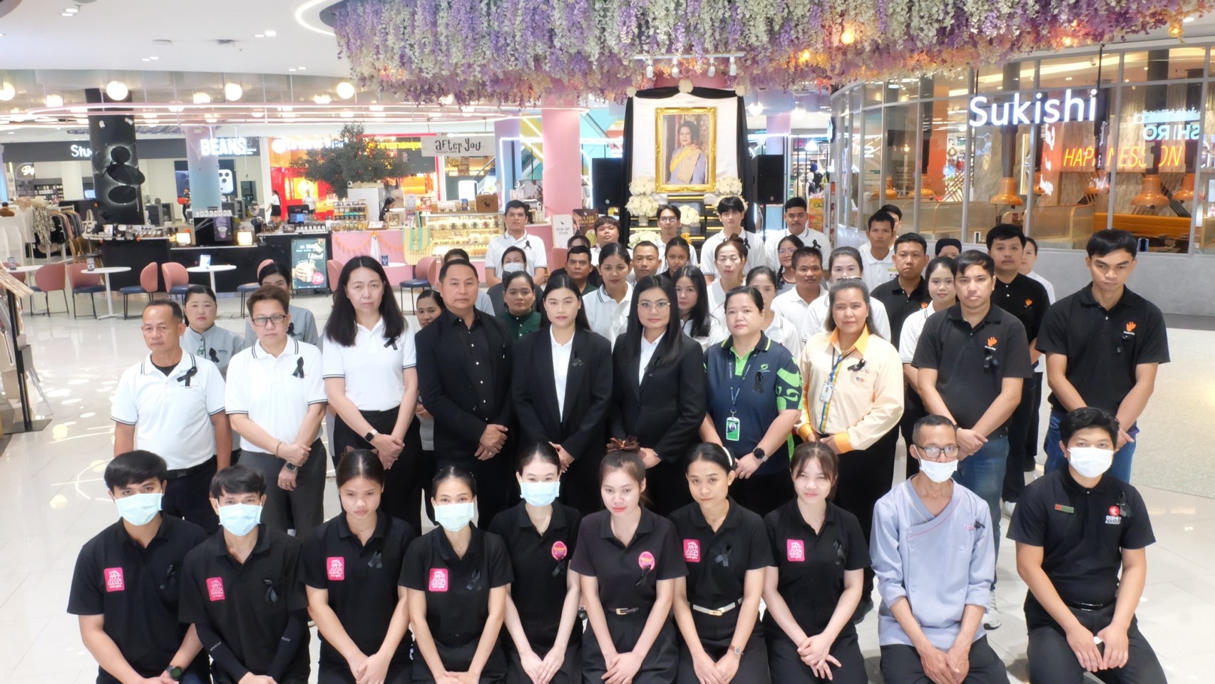 ศูนย์การค้าโรบินสันไลฟ์สไตล์ ร่วมถวายความอาลัยแด่ สมเด็จพระนางเจ้าสิริกิติ์ พระบรมราชินีนาถ พระบรมราชชนนีพันปีหลวง