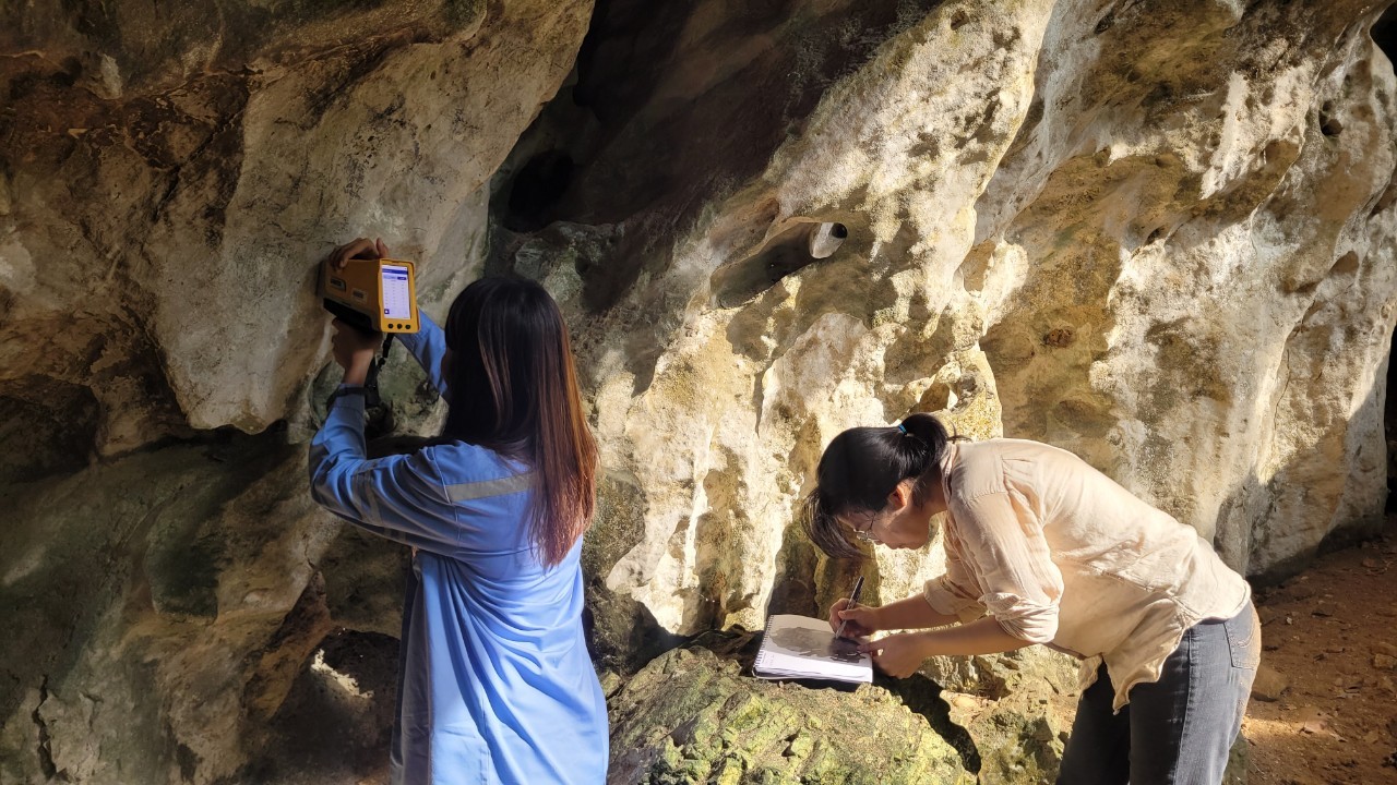 ไขอดีต 3,000 ปี ภาพเขียนสีโบราณบนผนังถ้ำ จ.กระบี่