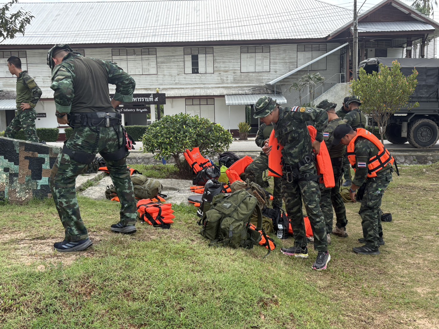 “หมอภาคย์” นำทีมรบพิเศษลุยน้ำท่วมสงขลา ย้ำทหารพร้อมเคียงข้างประชาชน