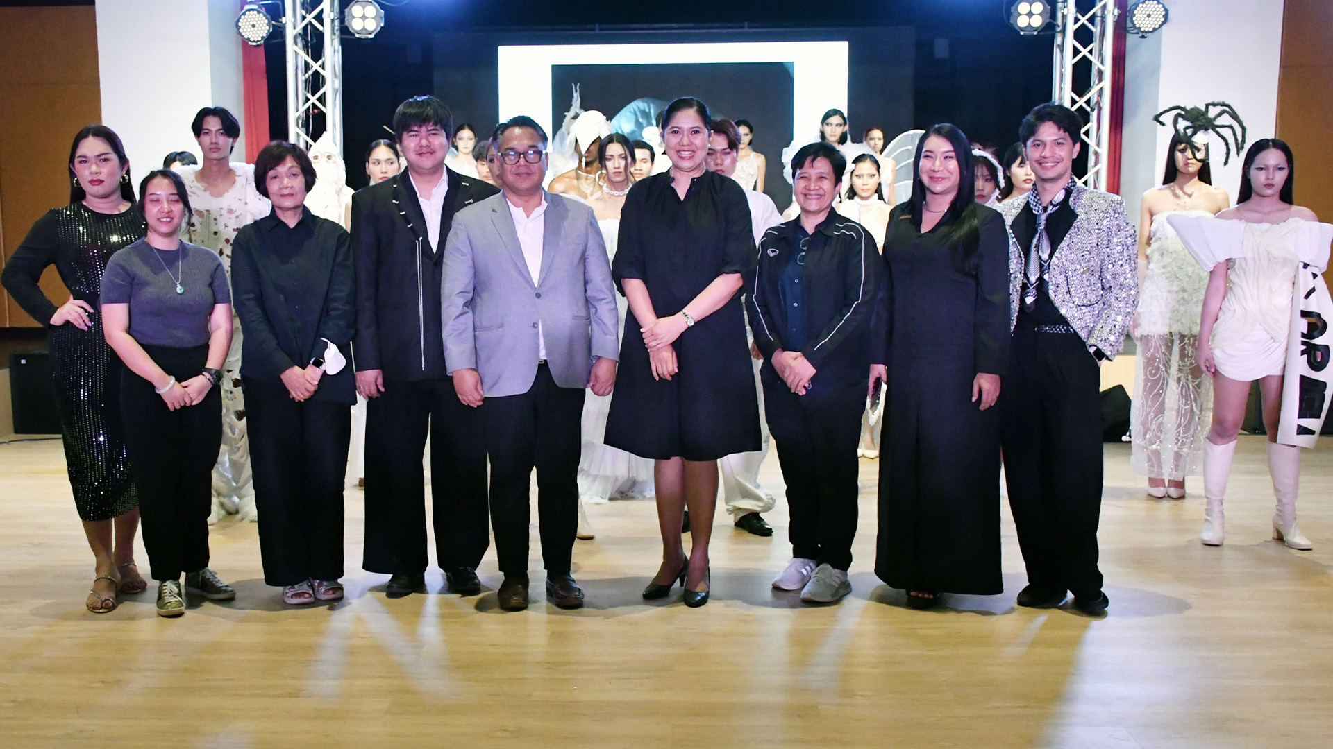 แฟชั่นโชว์สุดสร้างสรรค์ "SATLAB - FASHION EXPERIMENT by 1st Year Student"