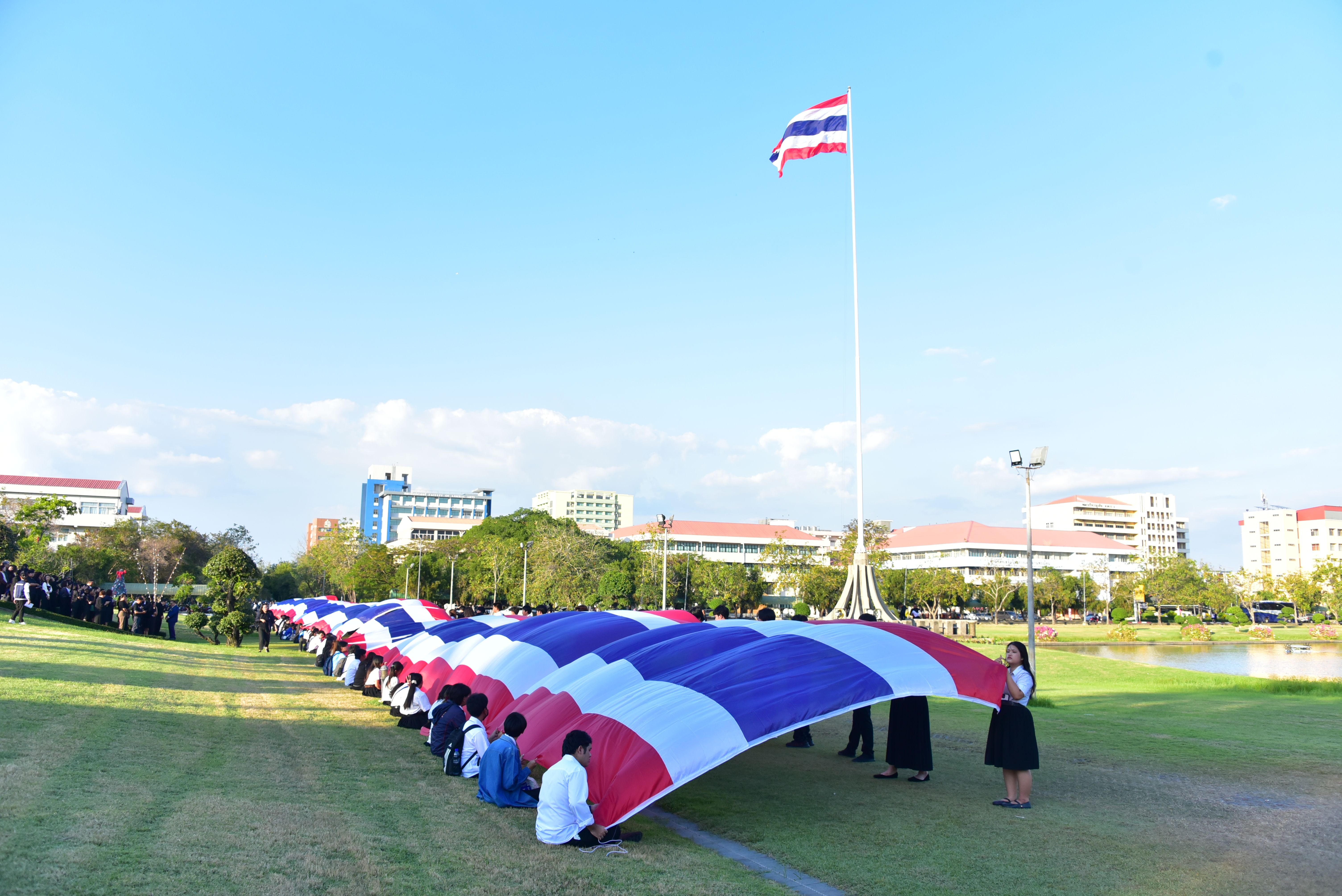แปรธงชาติไทยผืนใหญ่ที่สุด ส่งพลังใจถึงรั้วของชาติ