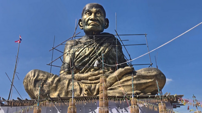 วันหยุดสุดท้ายปีใหม่ ชาวอุทัยธานีกราบไหว้หลวงพ่อเคลือบองค์ใหญ่