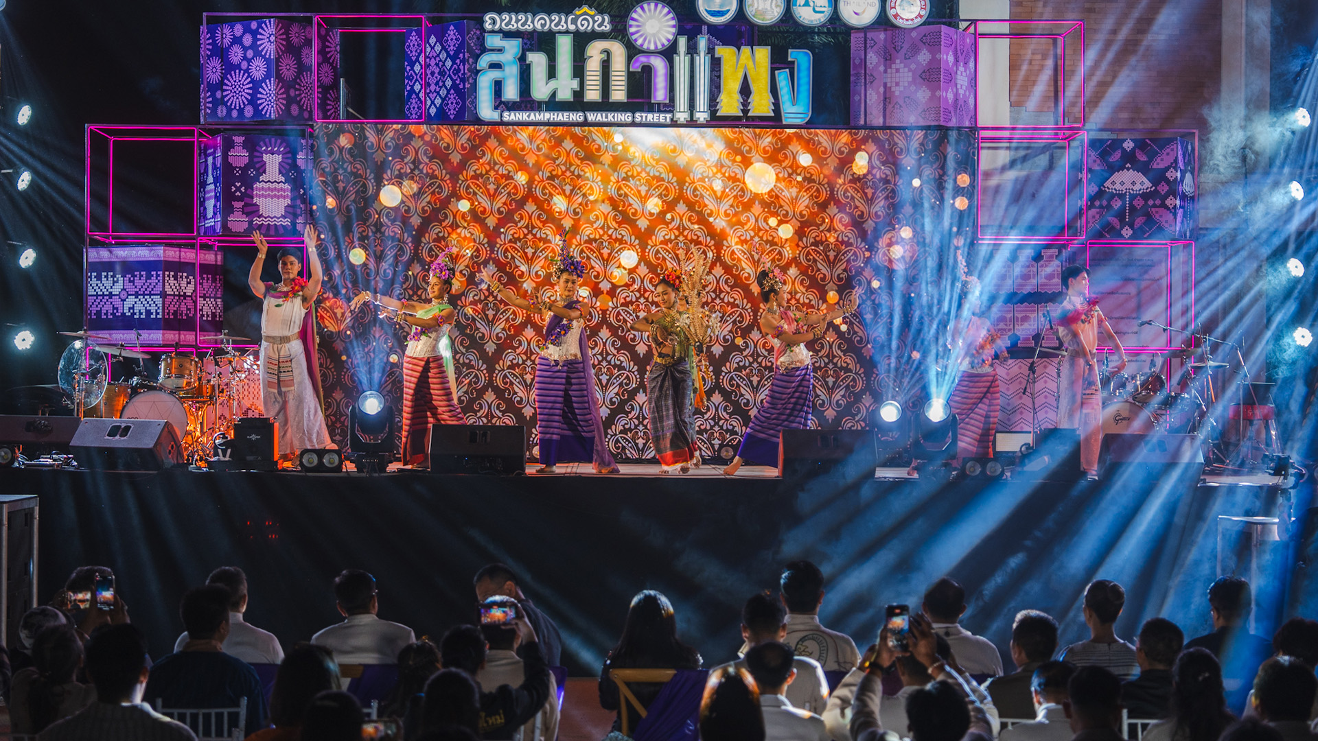 เชียงใหม่ Night Market เนรมิตถนนคนเดิน “สันกำแพง” ด้วย Light Installation - Mapping สุดอลังการ