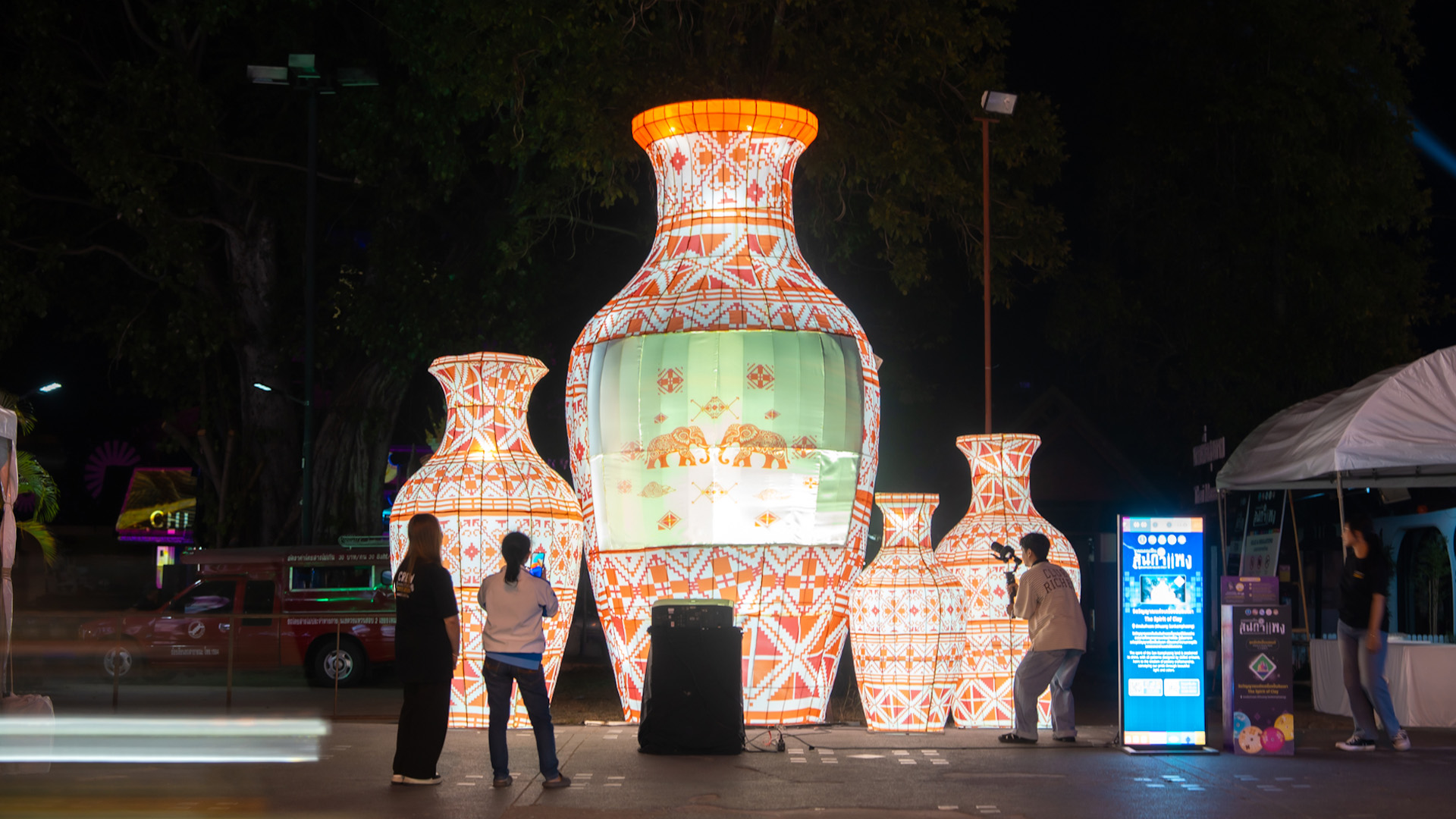 เชียงใหม่ Night Market เนรมิตถนนคนเดิน “สันกำแพง” ด้วย Light Installation - Mapping สุดอลังการ