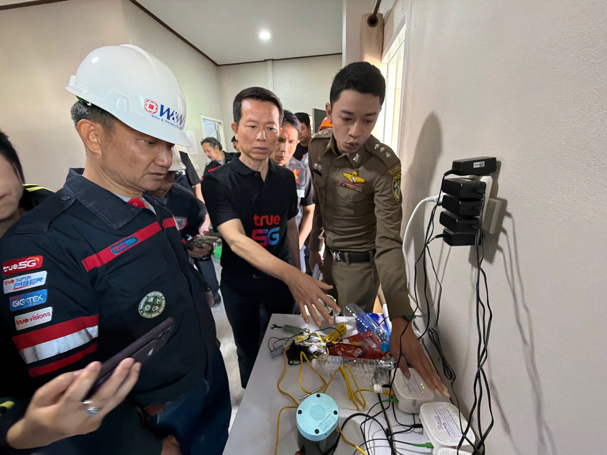 ทรูร่วมตำรวจ บก.ปอท. และ กสทช. บุกตรวจอาคารต้องสงสัย อ.แม่สาย ตัดอุปกรณ์ส่งเน็ตข้ามแดน