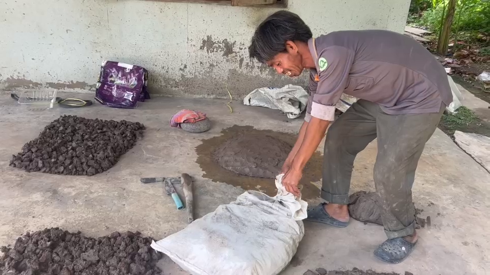 ชีวิตต้องสู้ นั่งหลังขดหลังแข็ง ปั้นดินแลกเงินเลี้ยงชีพ