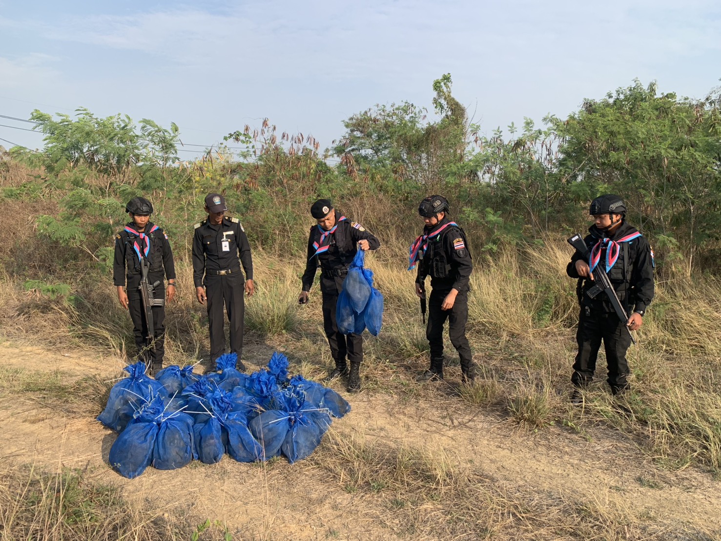 ทหารพรานยึดลิงแสม 51 ชีวิต ซุกป่าอ้อยจ่อส่งข้ามแดน