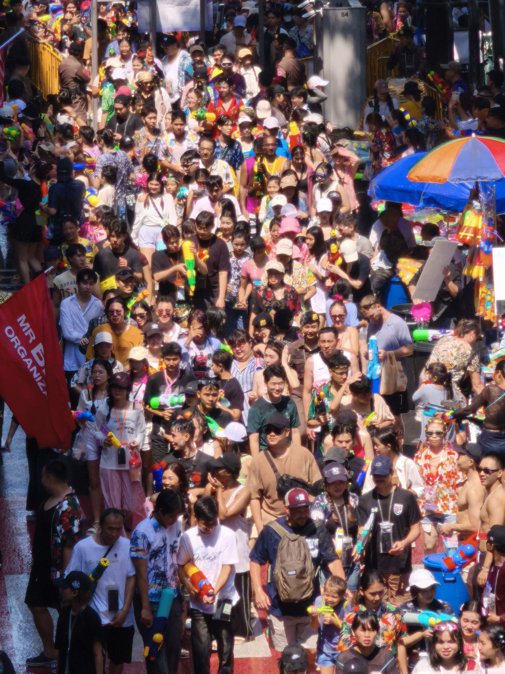 สีลมคึกคักส่งท้ายสงกรานต์ ขบวน Pride นานาชาติร่วมสร้างสีสัน