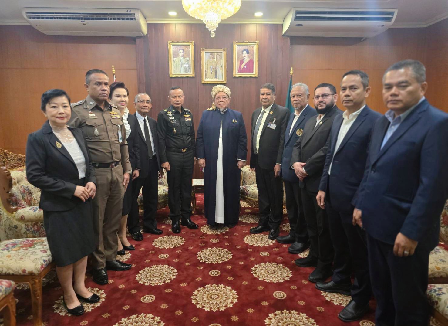 แม่ทัพ 4 เยี่ยมจุฬาราชมนตรี ผนึกกำลังหนุนกิจการศาสนา-สร้างสุขสันติ
