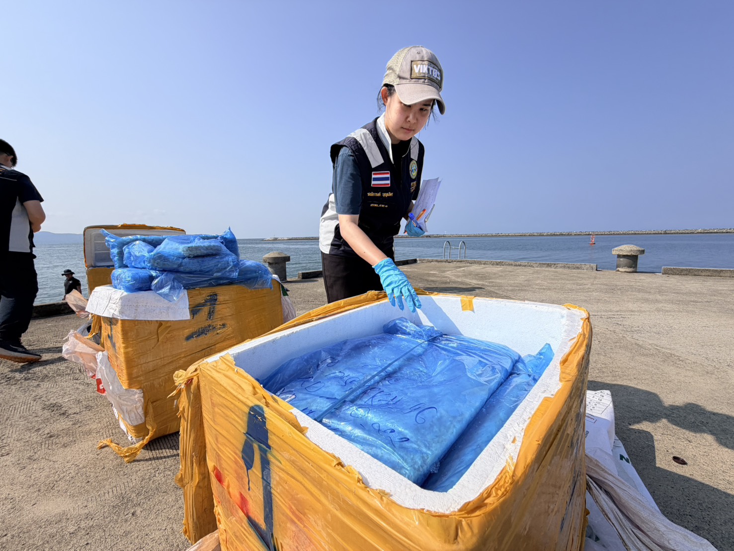 ศรชล.ตราด สนธิกำลังทหารเรือ บุกรวบ 3 เรือประมงกัมพูชา ลอบขนของเถื่อนข้ามชาติกลางดึก