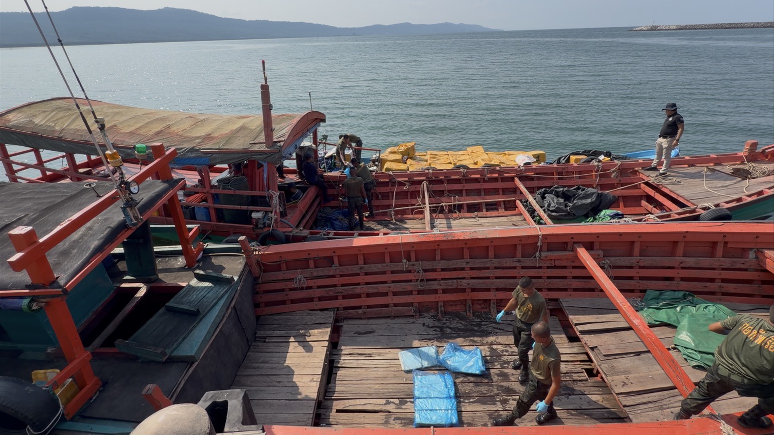 ศรชล.ตราด สนธิกำลังทหารเรือ บุกรวบ 3 เรือประมงกัมพูชา ลอบขนของเถื่อนข้ามชาติกลางดึก