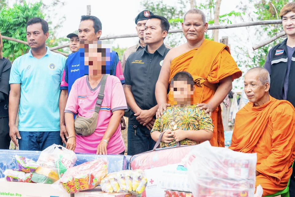 หลวงพ่อพงวัดใหม่สี่หมื่น-จนท. รุดช่วย ด.ช.ป.1 ใส่ชุดอนุบาลเก่าเปิดเทอม-แม่หูหนวก