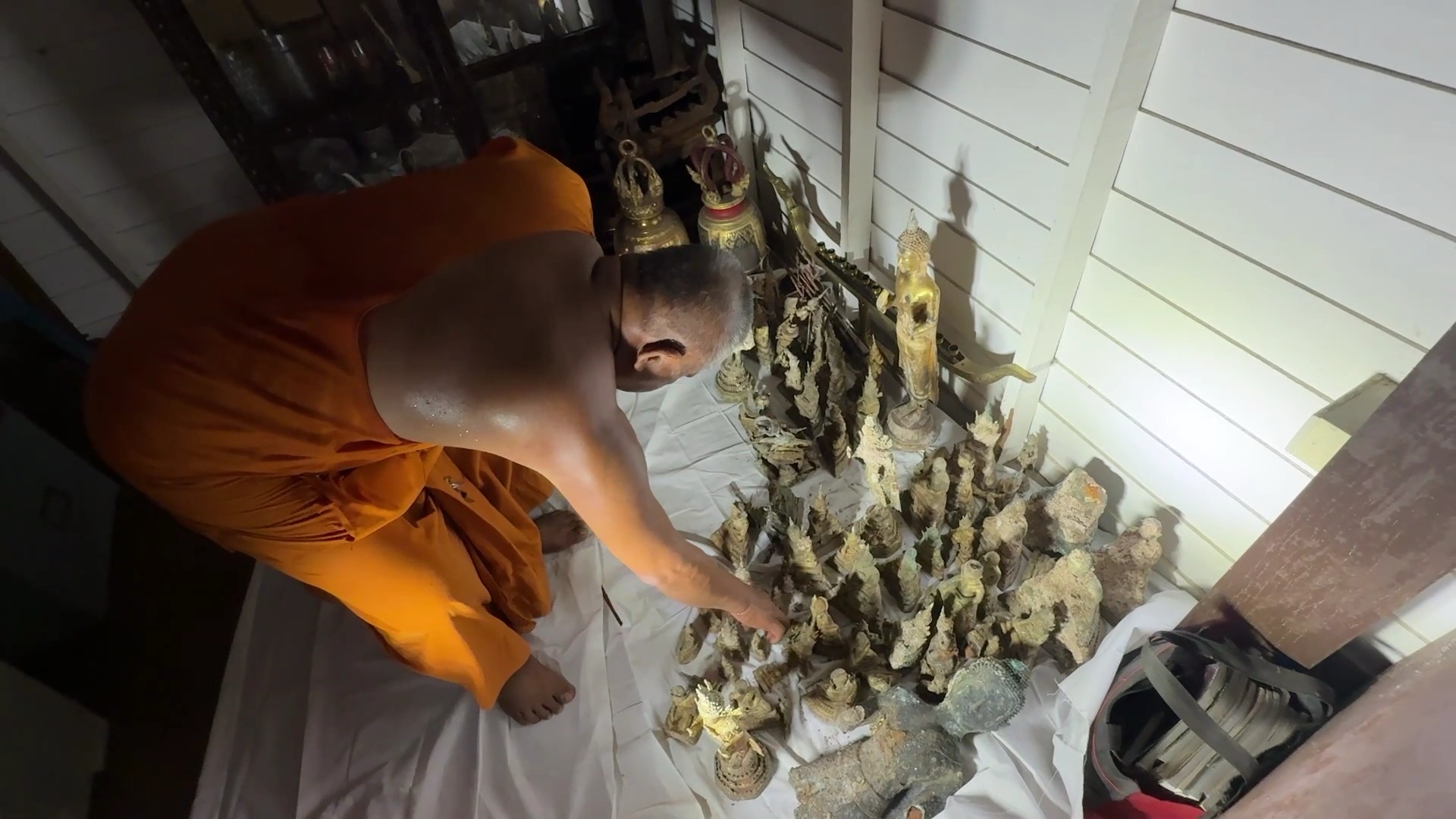 ฮือฮา! ขุดฐานเจดีย์ร้าววัดแหลมใต้ กรุแตกเจอพระโบราณอายุกว่า 100 ปี