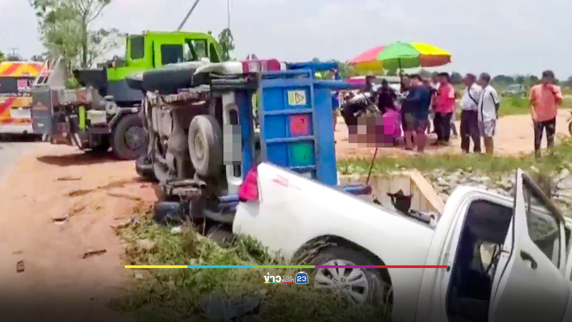 ชนกลางแยก! กระบะบรรทุกออกซิเจนอัดกระบะ 4 ประตู สาหัส 6 ราย