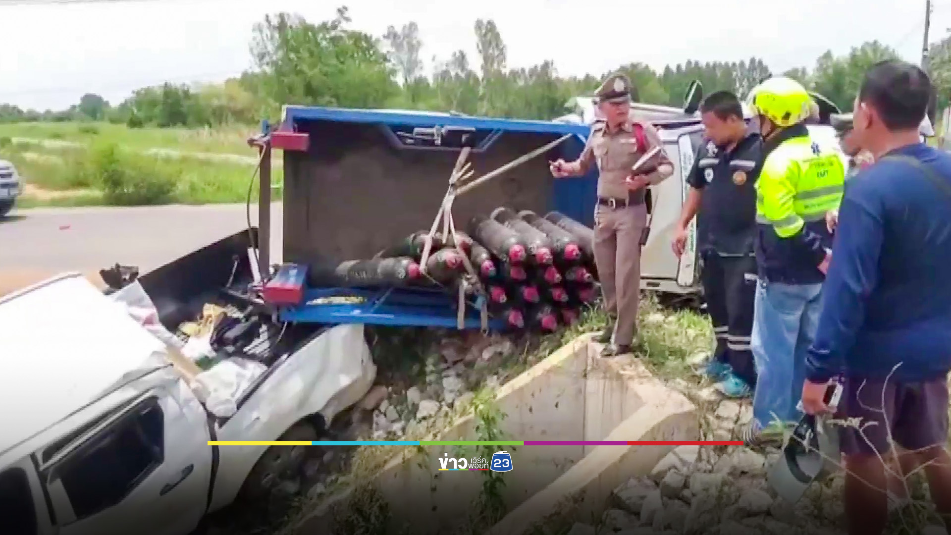 ชนกลางแยก! กระบะบรรทุกออกซิเจนอัดกระบะ 4 ประตู สาหัส 6 ราย