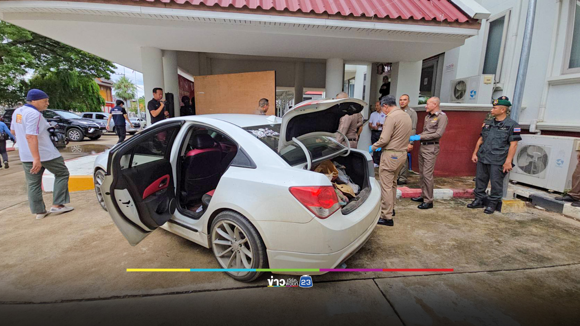 เก๋งเก่าขนไอซ์ 200 กก. หวังตบตาตำรวจ สุดท้ายไม่รอด
