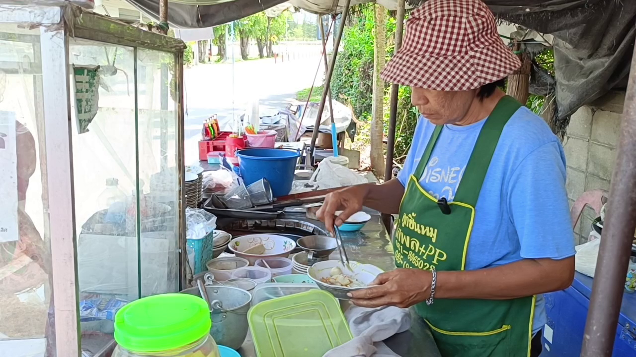 ขายมา 8 ปี ก๋วยเตี๋ยวชามละ 10 บาท สวนกระแสเศรษฐกิจ