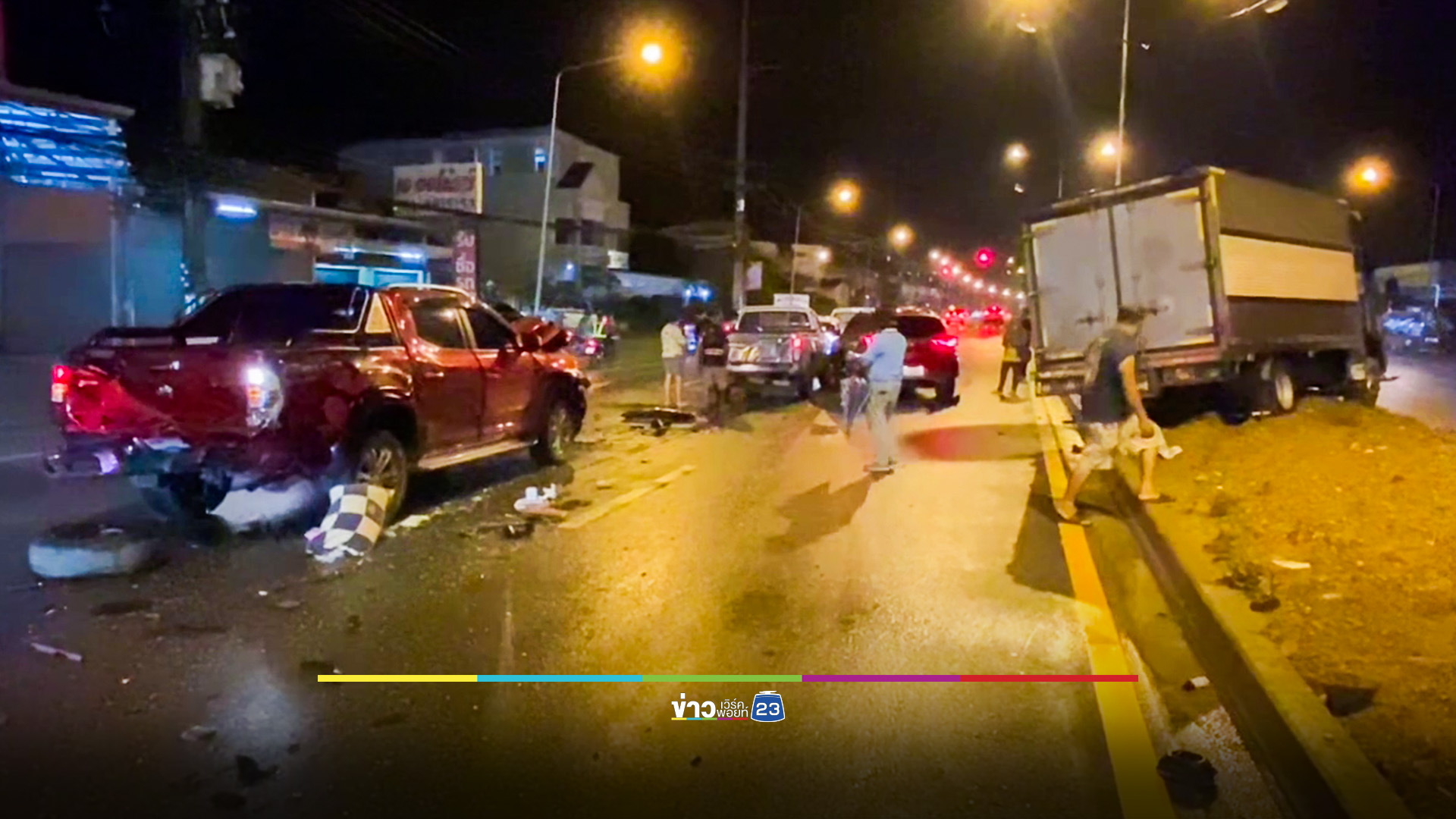 ฝนตกถนนลื่น! ชนสนั่น 7 คันรวด กลางแยกไฟแดงกระบี่