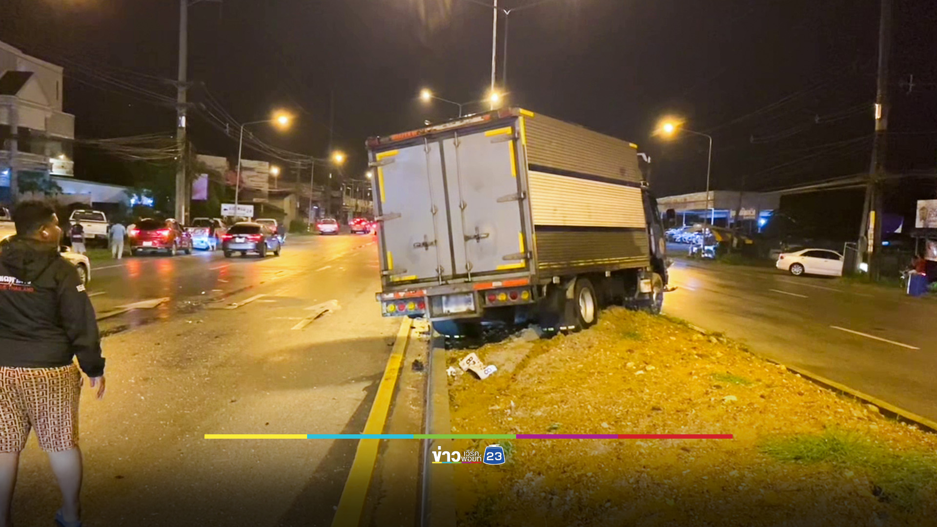 ฝนตกถนนลื่น! ชนสนั่น 7 คันรวด กลางแยกไฟแดงกระบี่