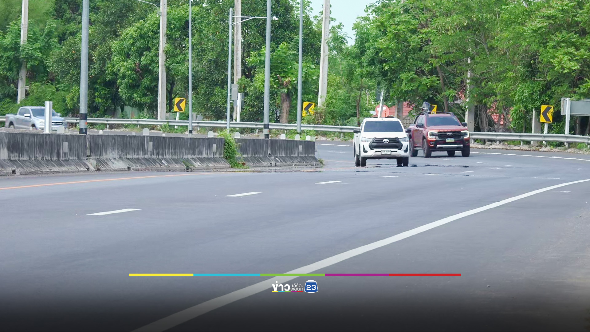 กระบะพุ่งชนพระข้ามถนน กระเด็นไกล 20 เมตร สาหัส