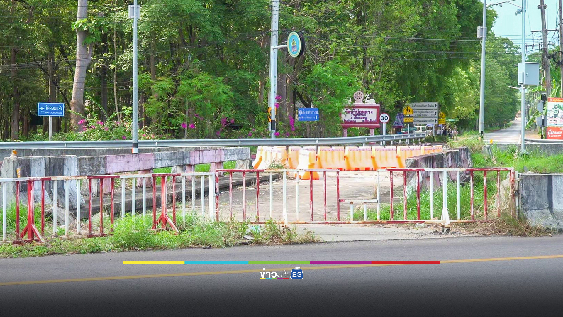 กระบะพุ่งชนพระข้ามถนน กระเด็นไกล 20 เมตร สาหัส