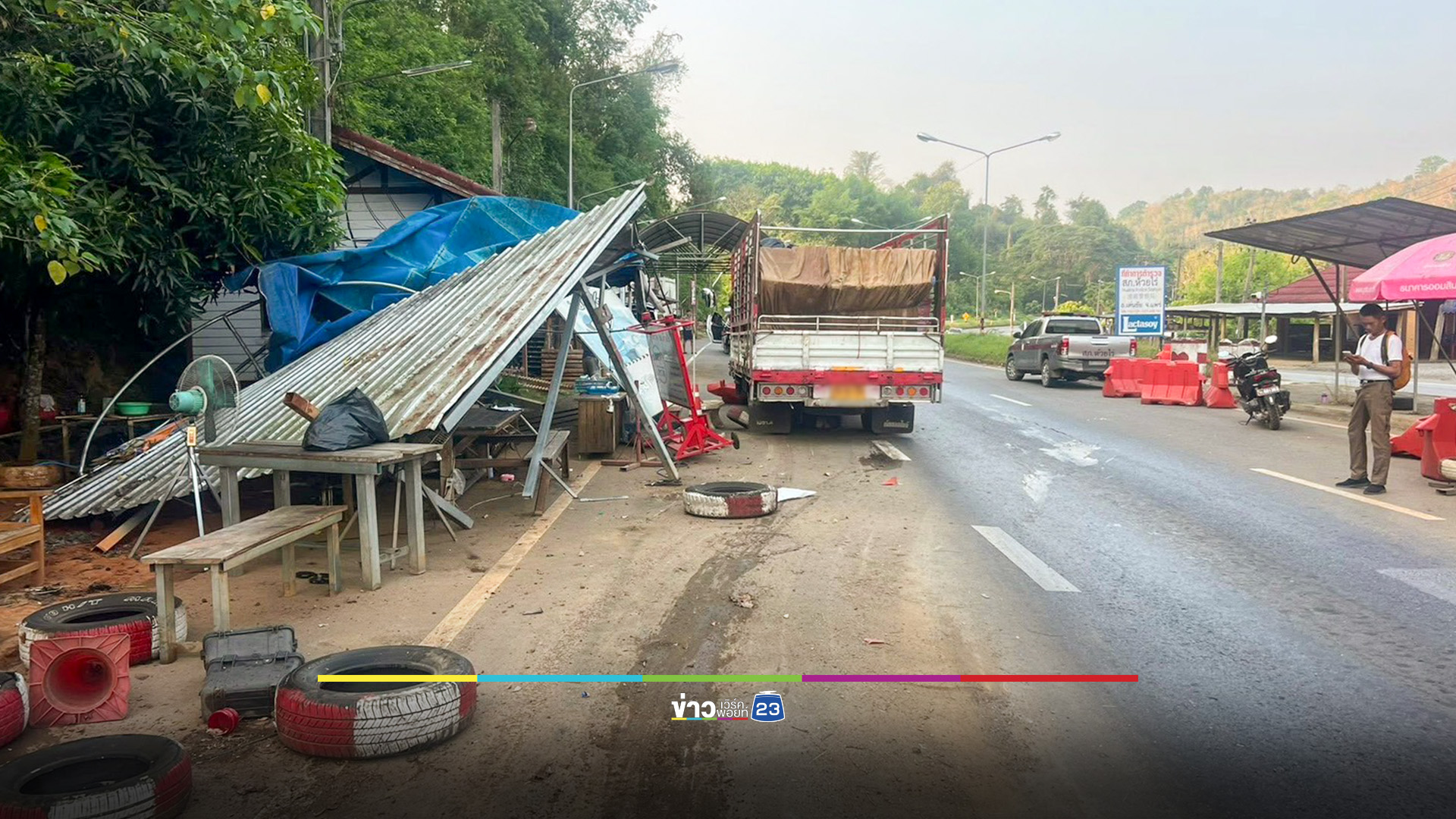 บรรทุกเบรกแตก พุ่งชนด่าน X-ray ห้วยไร่ ตร.หวิดดับ เย็บ 5 เข็ม