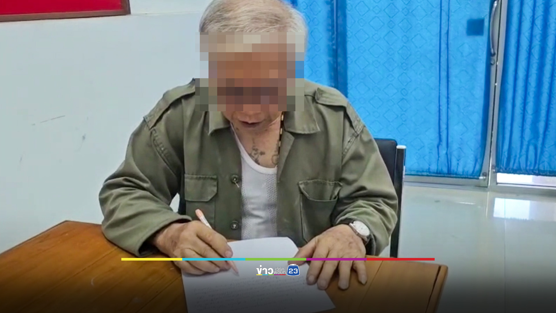 อดีตครูมือยิงอดีตตำรวจ ขึ้นโรงพักชักปืนมอบตัว ทำเอาตำรวจตกใจ