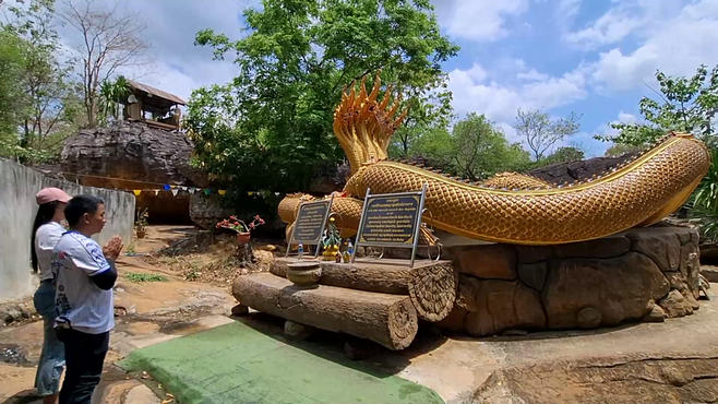 หนุ่มพาแฟนสาวมากราบสิ่งศักดิ์สิทธิ์ จุดธูปเสี่ยงทาย ล้วงไข่ในไหเจ้าแม่ตะเคียนได้ตรงที่ตั้งใจไว้
