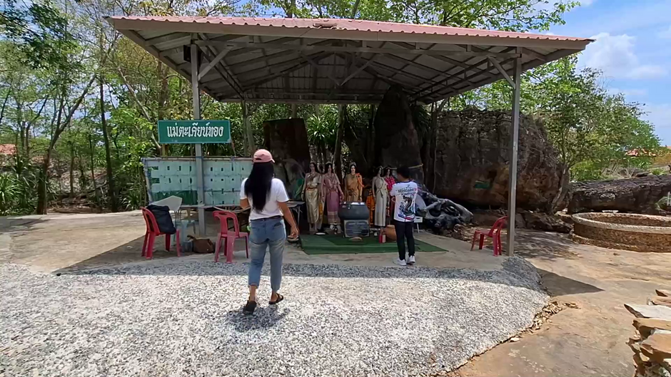 หนุ่มพาแฟนสาวมากราบสิ่งศักดิ์สิทธิ์ จุดธูปเสี่ยงทาย ล้วงไข่ในไหเจ้าแม่ตะเคียนได้ตรงที่ตั้งใจไว้
