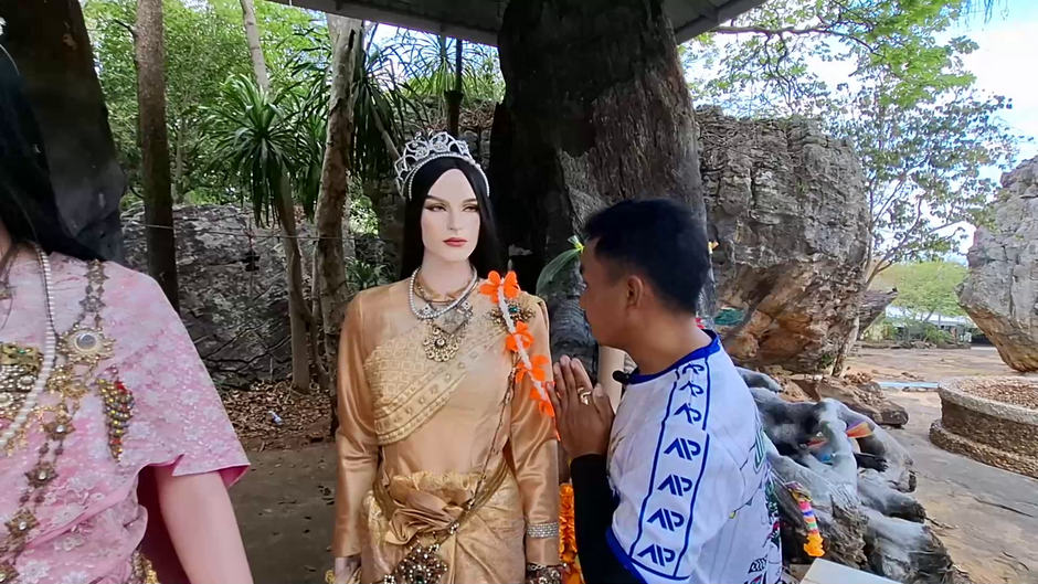 หนุ่มพาแฟนสาวมากราบสิ่งศักดิ์สิทธิ์ จุดธูปเสี่ยงทาย ล้วงไข่ในไหเจ้าแม่ตะเคียนได้ตรงที่ตั้งใจไว้