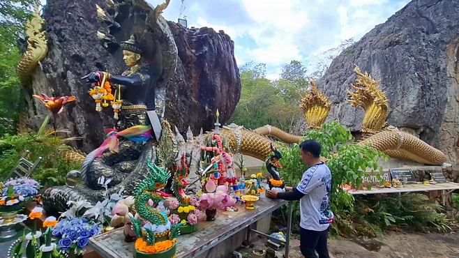 หนุ่มพาแฟนสาวมากราบสิ่งศักดิ์สิทธิ์ จุดธูปเสี่ยงทาย ล้วงไข่ในไหเจ้าแม่ตะเคียนได้ตรงที่ตั้งใจไว้