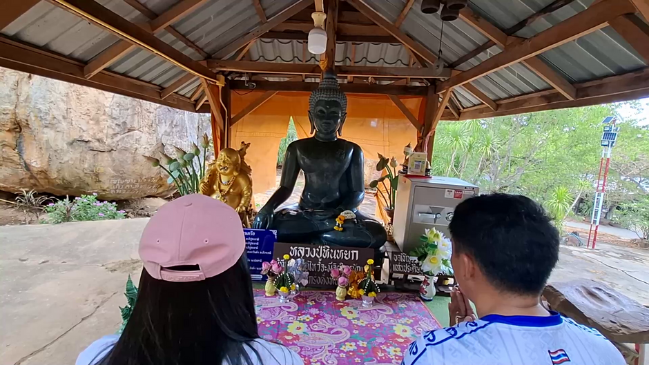หนุ่มพาแฟนสาวมากราบสิ่งศักดิ์สิทธิ์ จุดธูปเสี่ยงทาย ล้วงไข่ในไหเจ้าแม่ตะเคียนได้ตรงที่ตั้งใจไว้